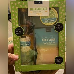 Bath set Main Squeeze bath set NWT